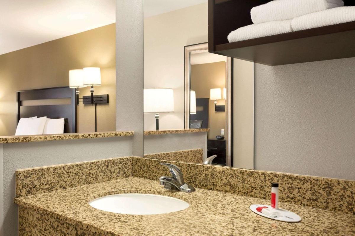 Travelodge by Wyndham Santa Teresa - Housity