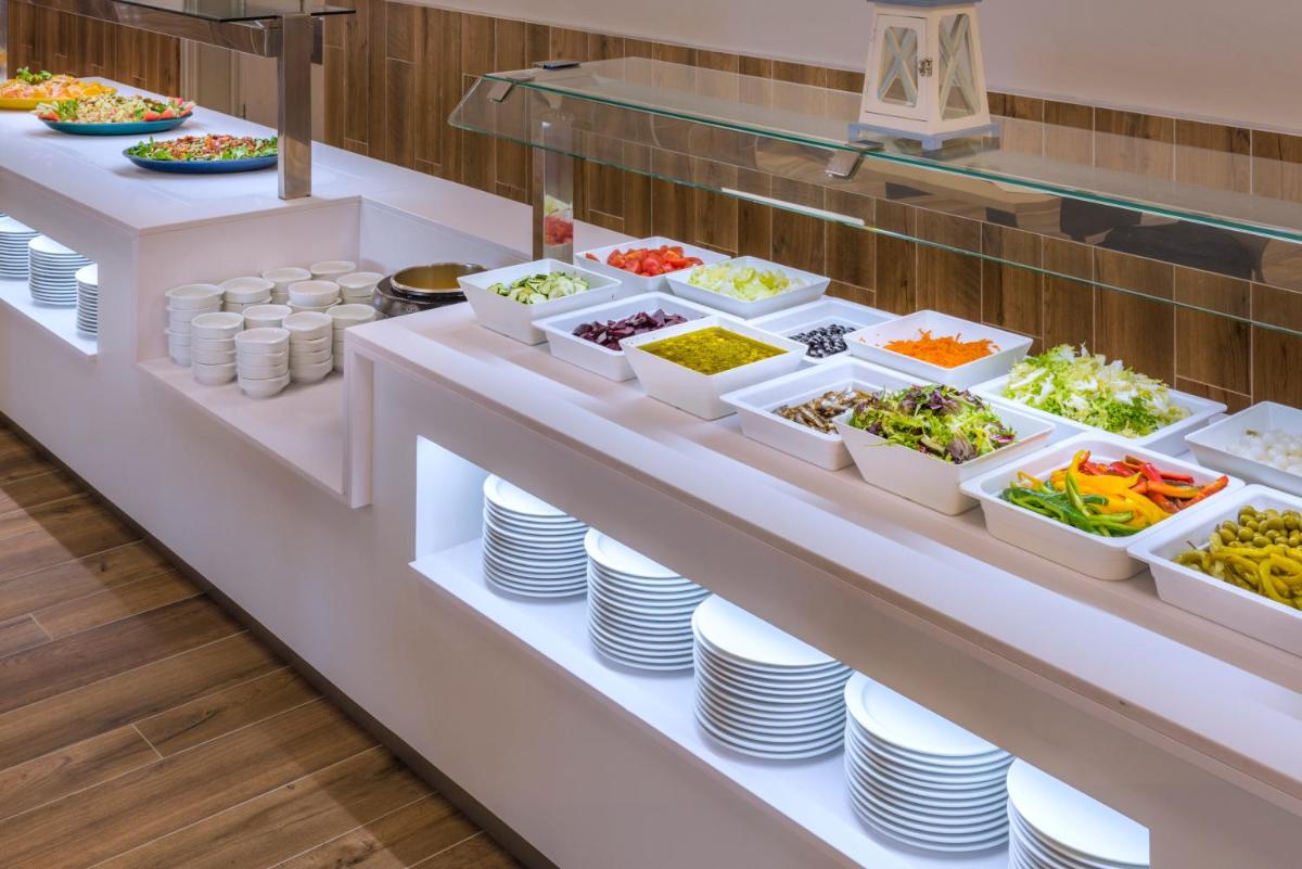 Comida en o cerca de este hotel
