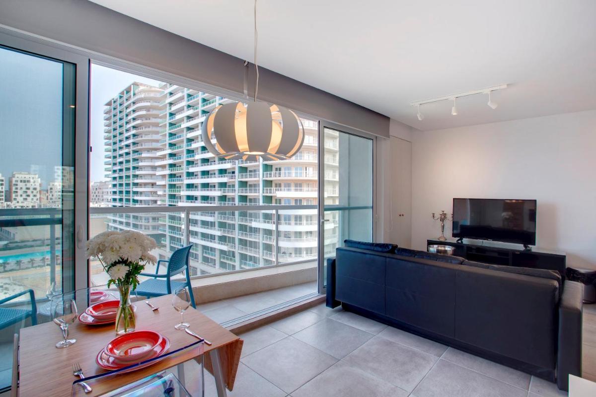 Modern Seaview Apartment In a Prime Location - Housity