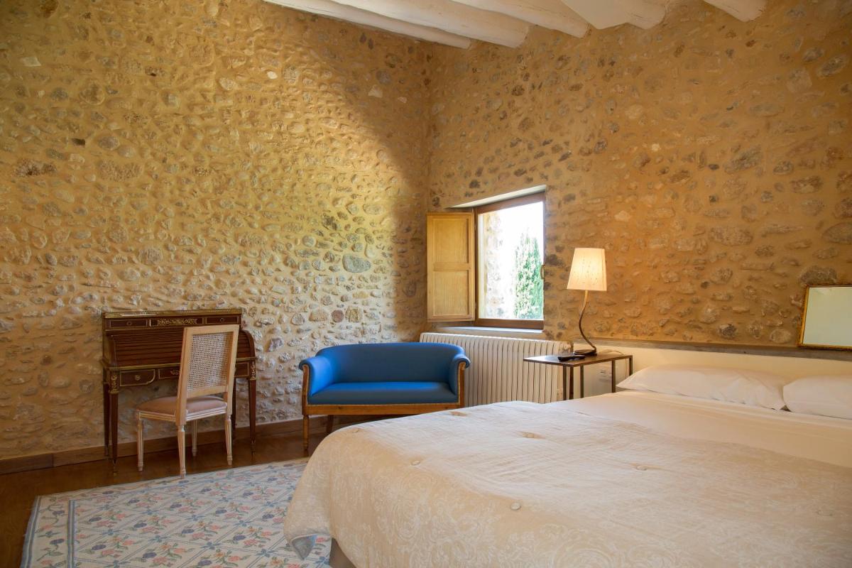 1 dormitorio con cama, silla y piano en Casa Anamaria Hotel, en Ollers 194 fotos más
