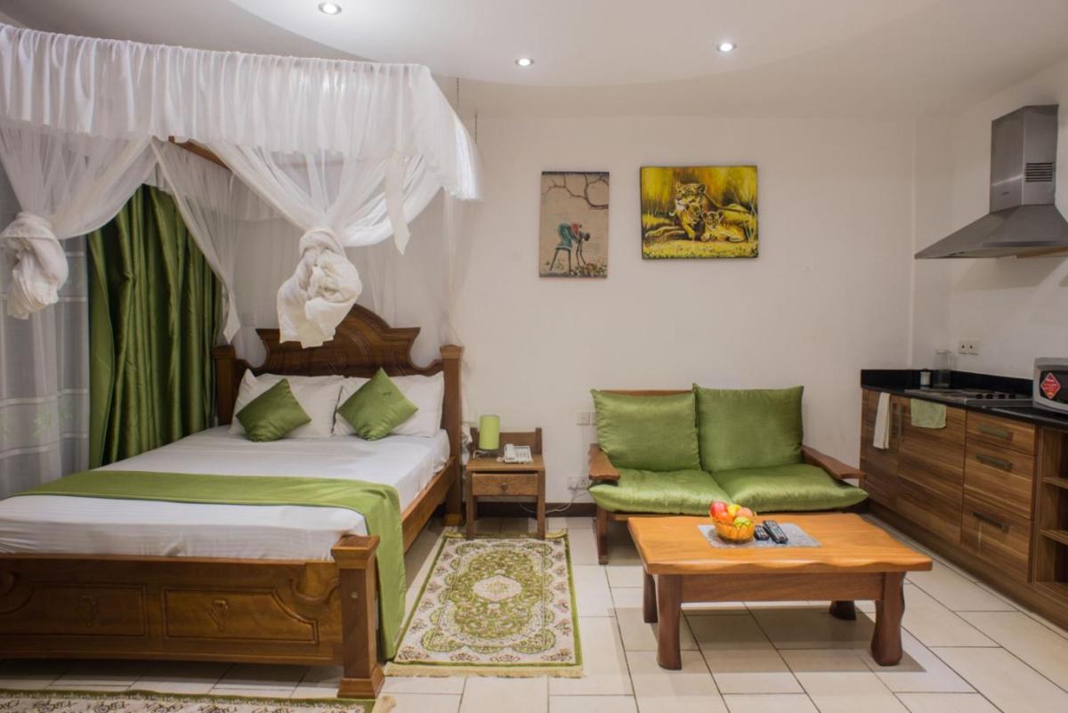 Mombasa Bamburi Beach Studio B44 - Pool & Beach - Sleeps 2 - Hizvo
