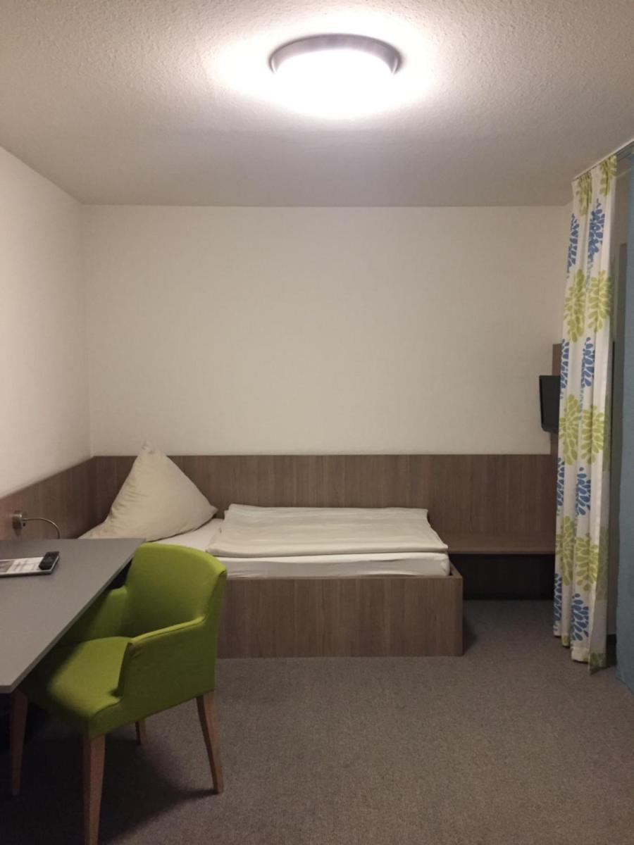 Ein Bett oder Betten in einem Zimmer der Unterkunft Hotel Astra Rastatt