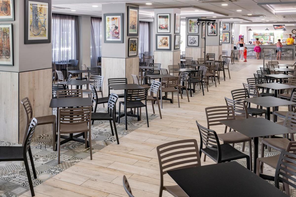 Un restaurante o sitio para comer en Hotel Oasis Park Splash