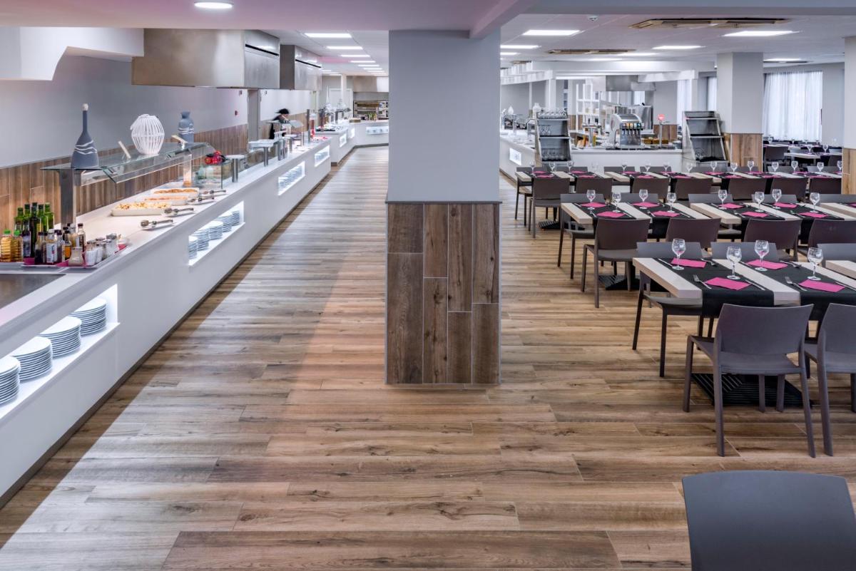 Un restaurante o sitio para comer en Hotel Oasis Park Splash