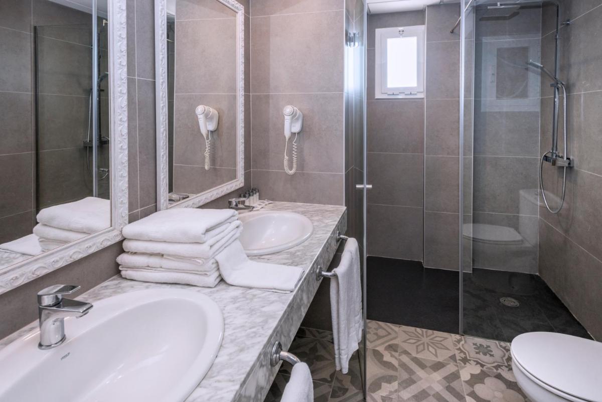 Un baño de Hotel Oasis Park Splash