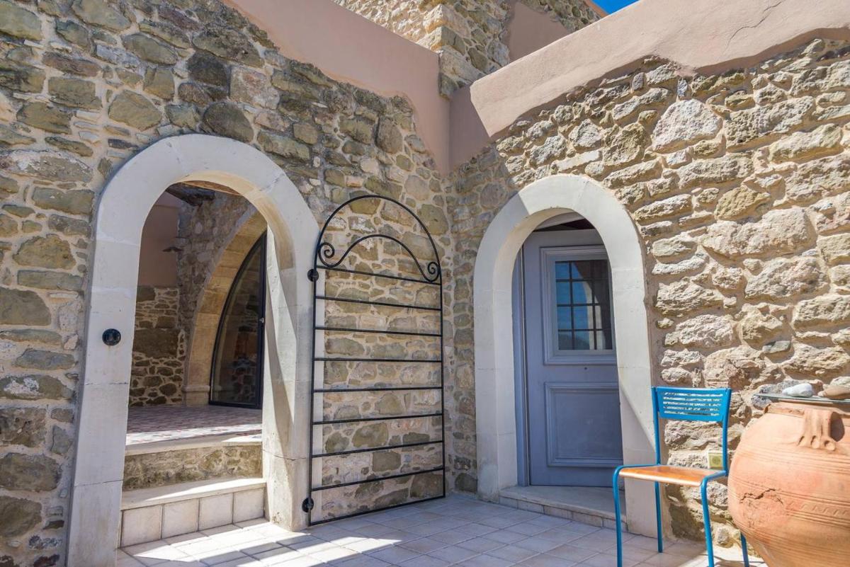 Joy: Artist's Stone House With Countryside Views - Housity