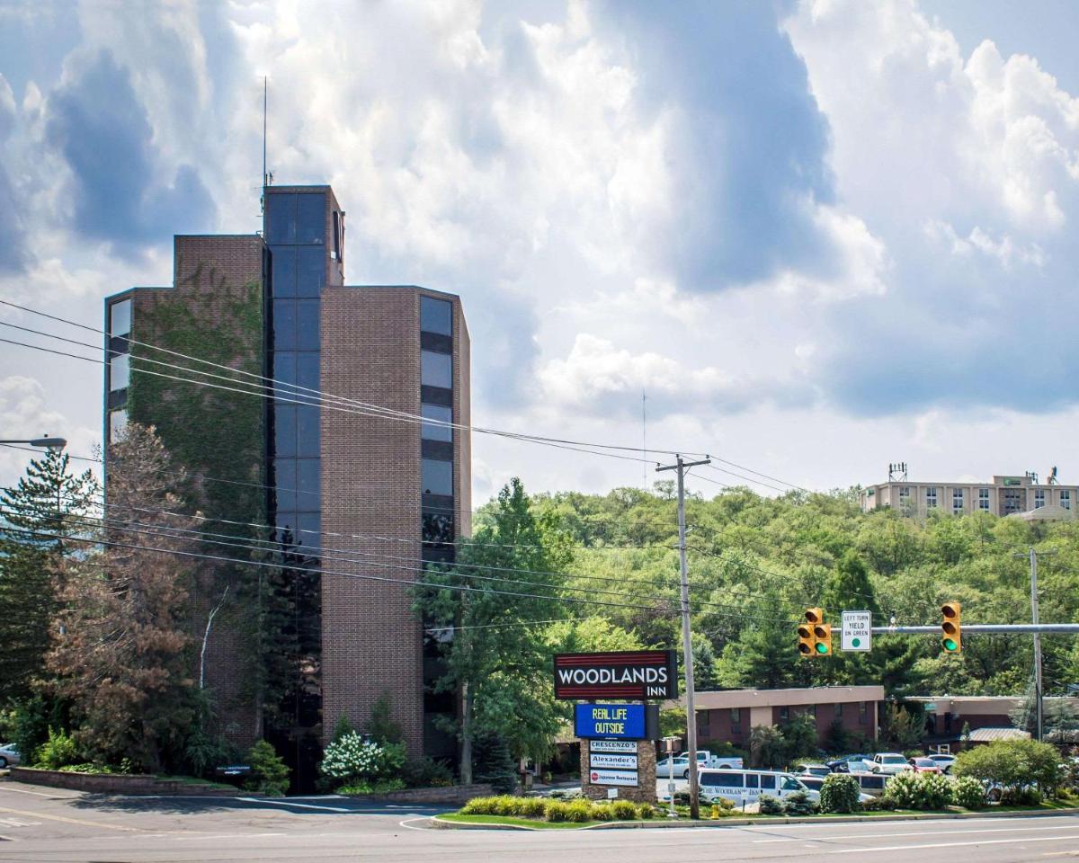 The Woodlands Inn - Housity