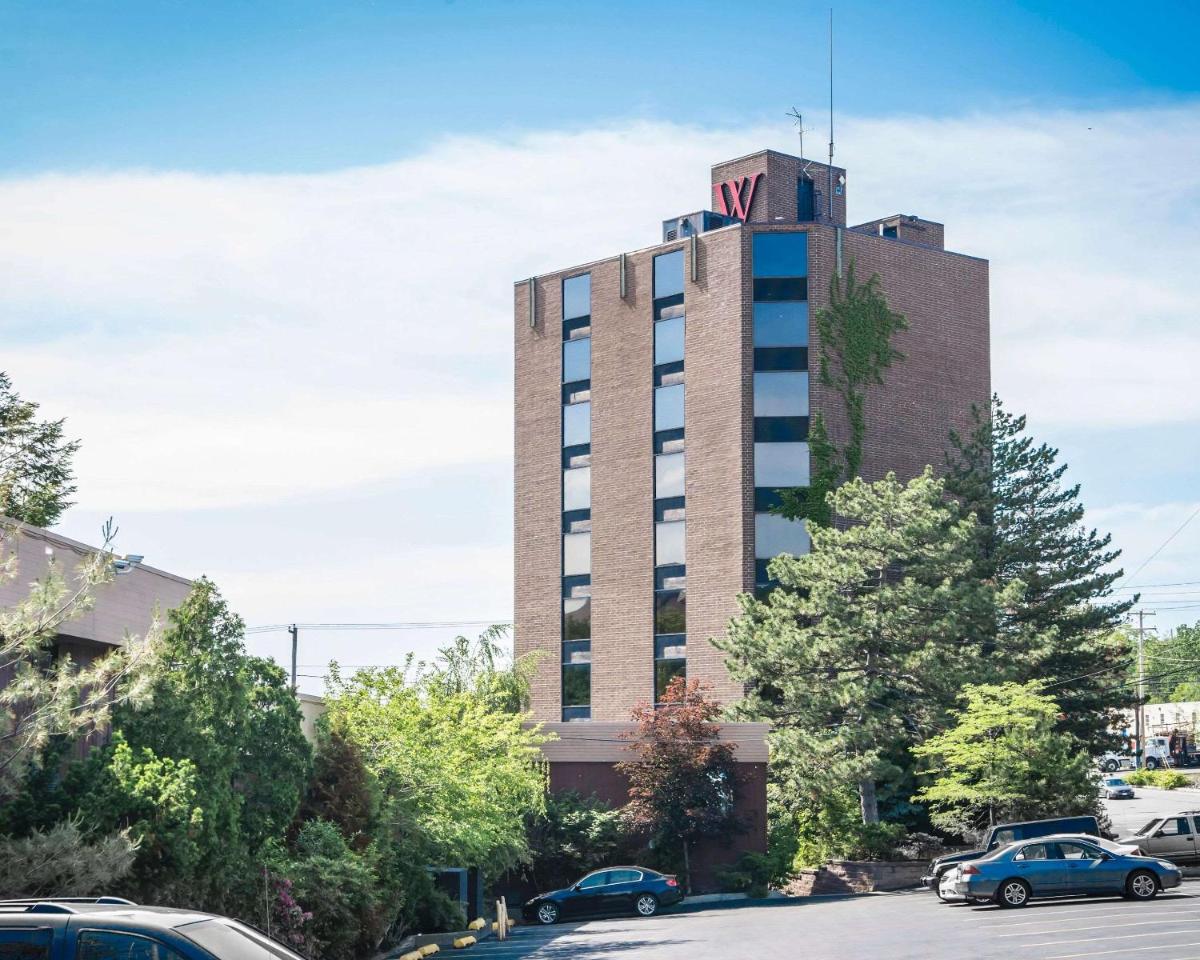 The Woodlands Inn - Housity