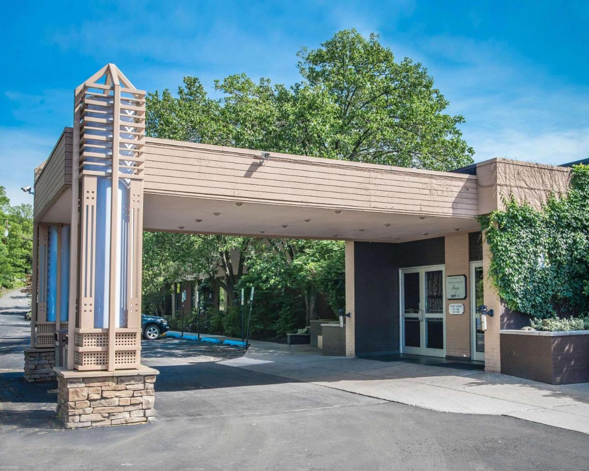 The Woodlands Inn - Housity