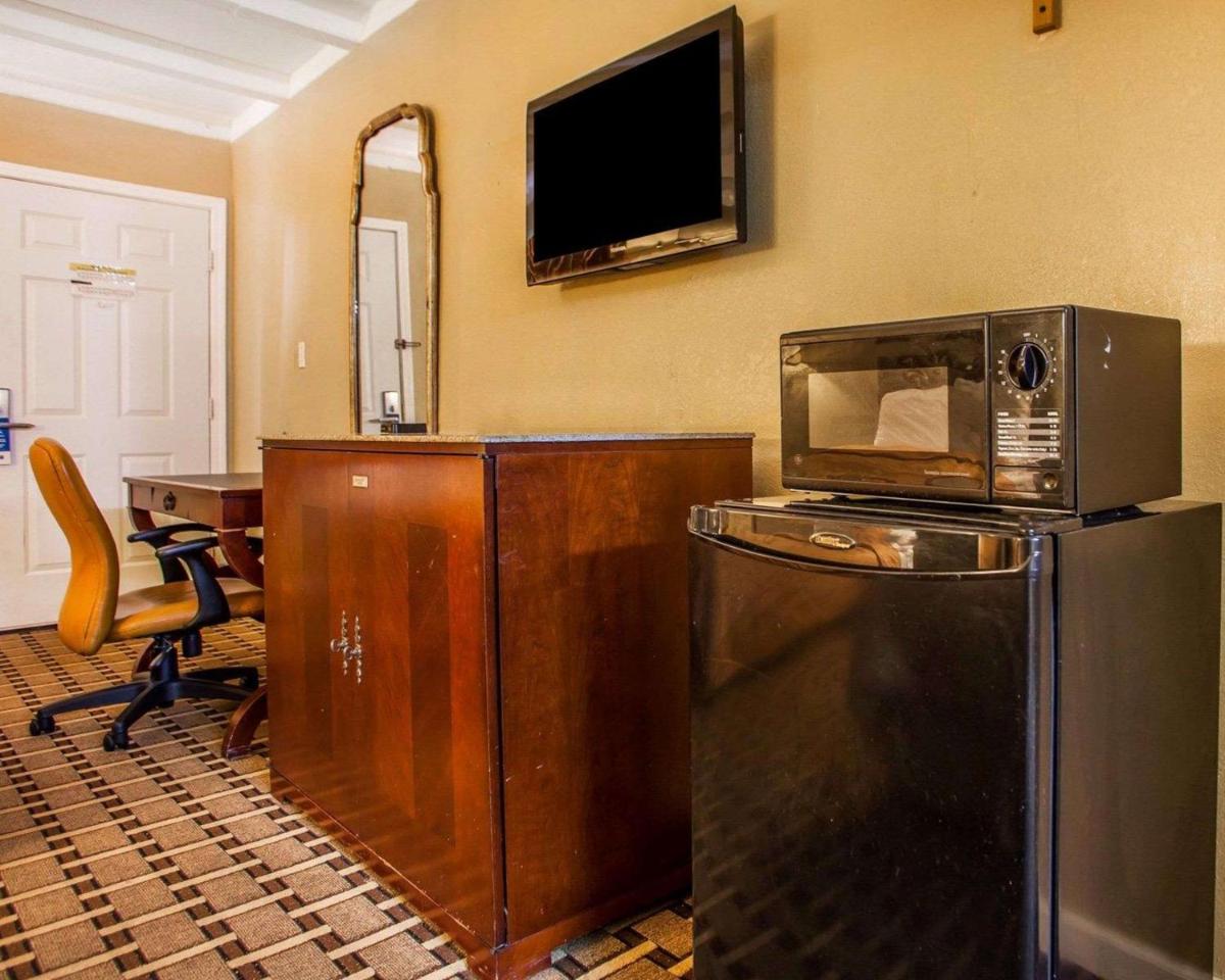 Rodeway Inn Nashville Airport - Housity
