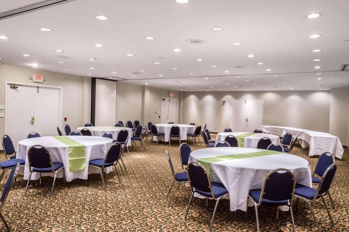 Greeneville Inn And Suites - Housity