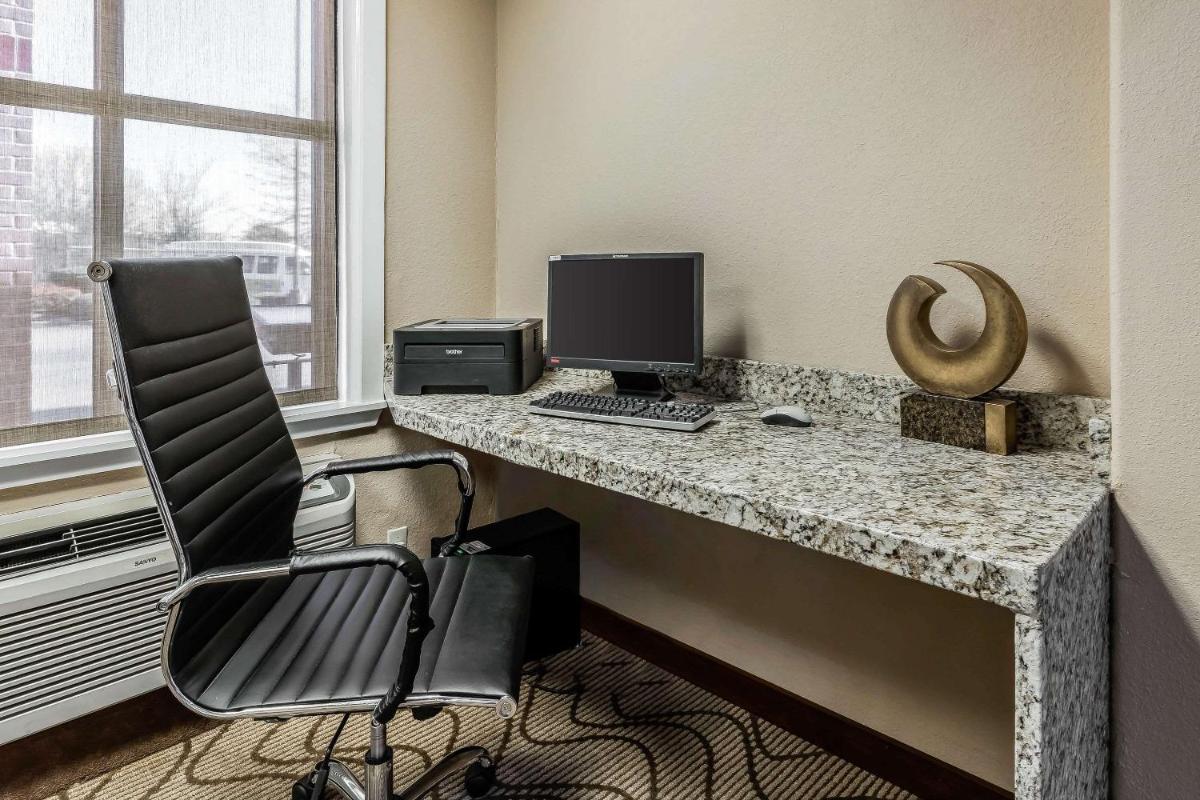 Comfort Inn & Suites Airport-American Way - Housity