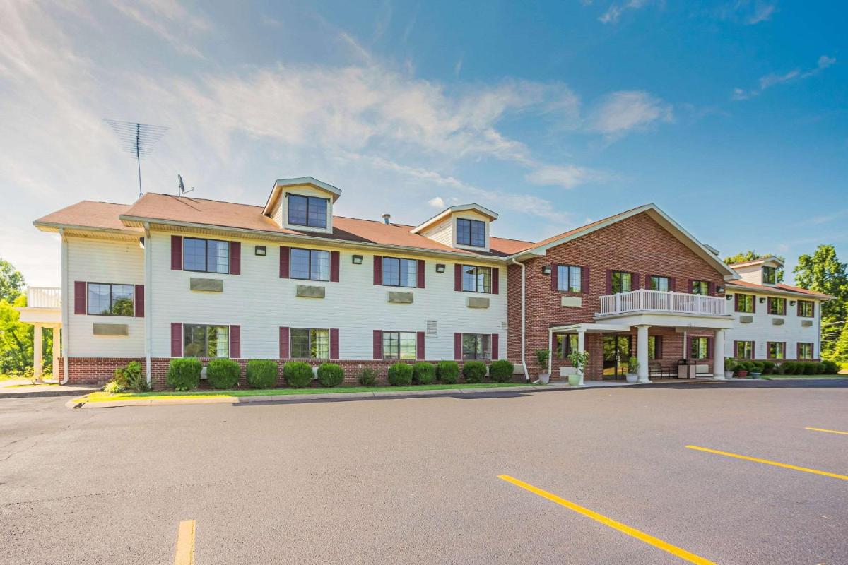 Econo Lodge Inn & Suites - Housity