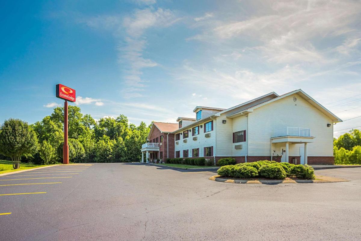 Econo Lodge Inn & Suites - Housity