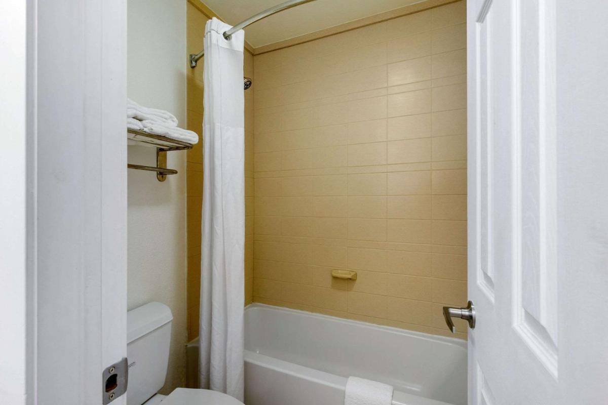 Quality Inn Clute Freeport - Housity