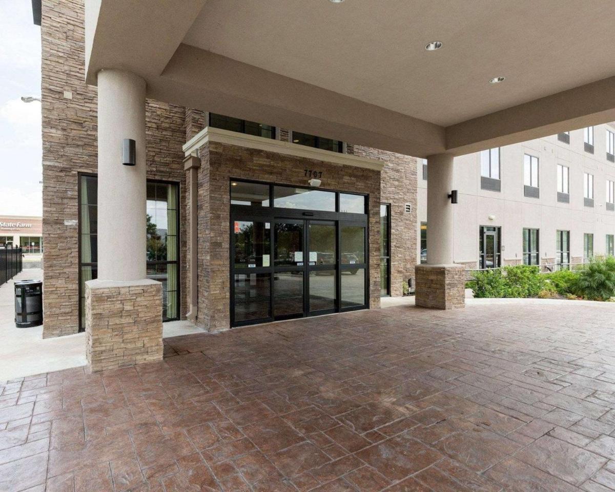 Comfort Suites near Westchase on Beltway 8 - Housity
