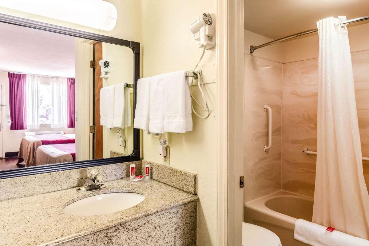 Econo Lodge Christiansburg-Blacksburg I-81 - Housity