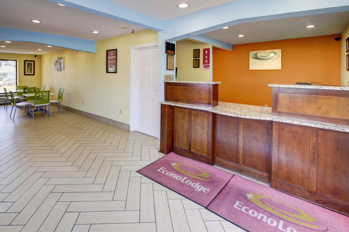 Econo Lodge at Military Circle - Housity