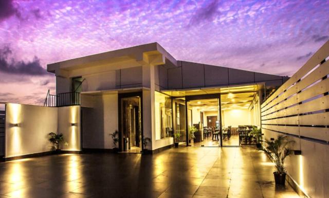 J Hotel - Housity