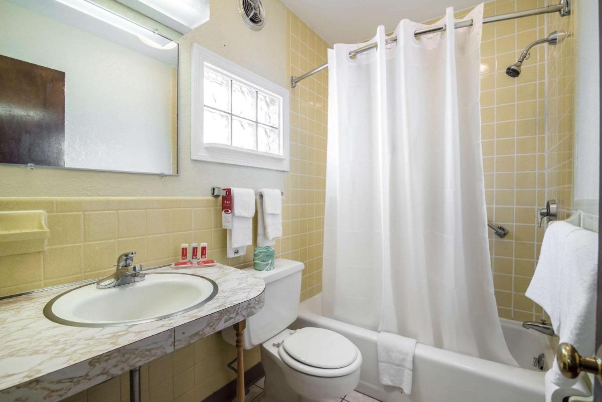 Econo Lodge Brattleboro South - Housity