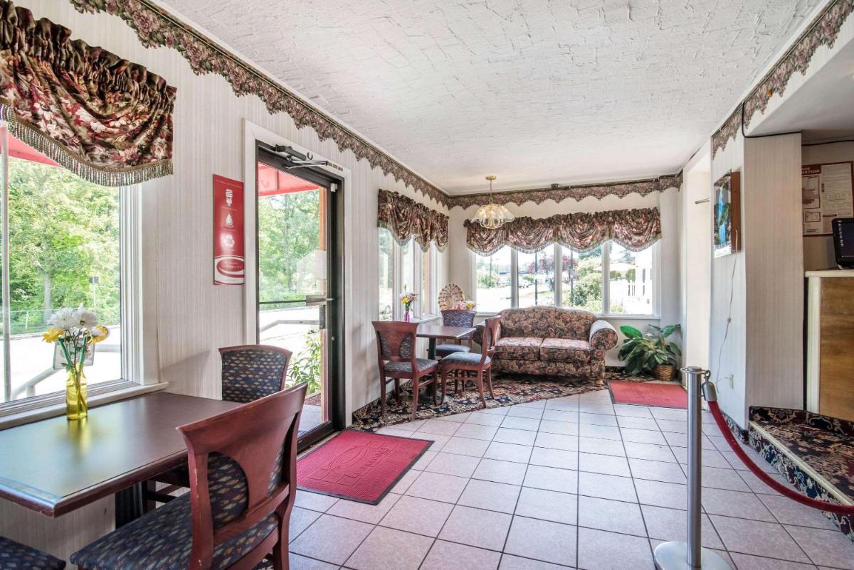 Econo Lodge Brattleboro South - Housity