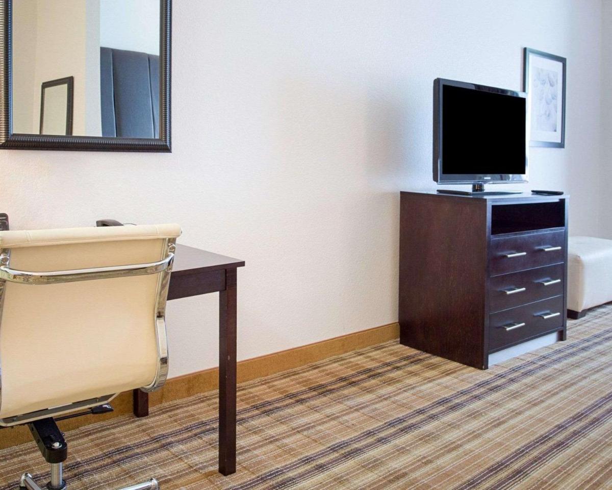 Comfort Suites Mandeville - Covington - Housity