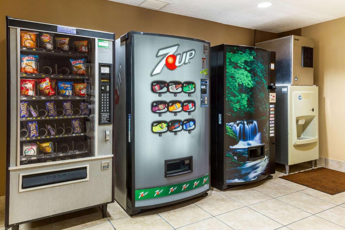 Econo Lodge Inn & Suites - Housity