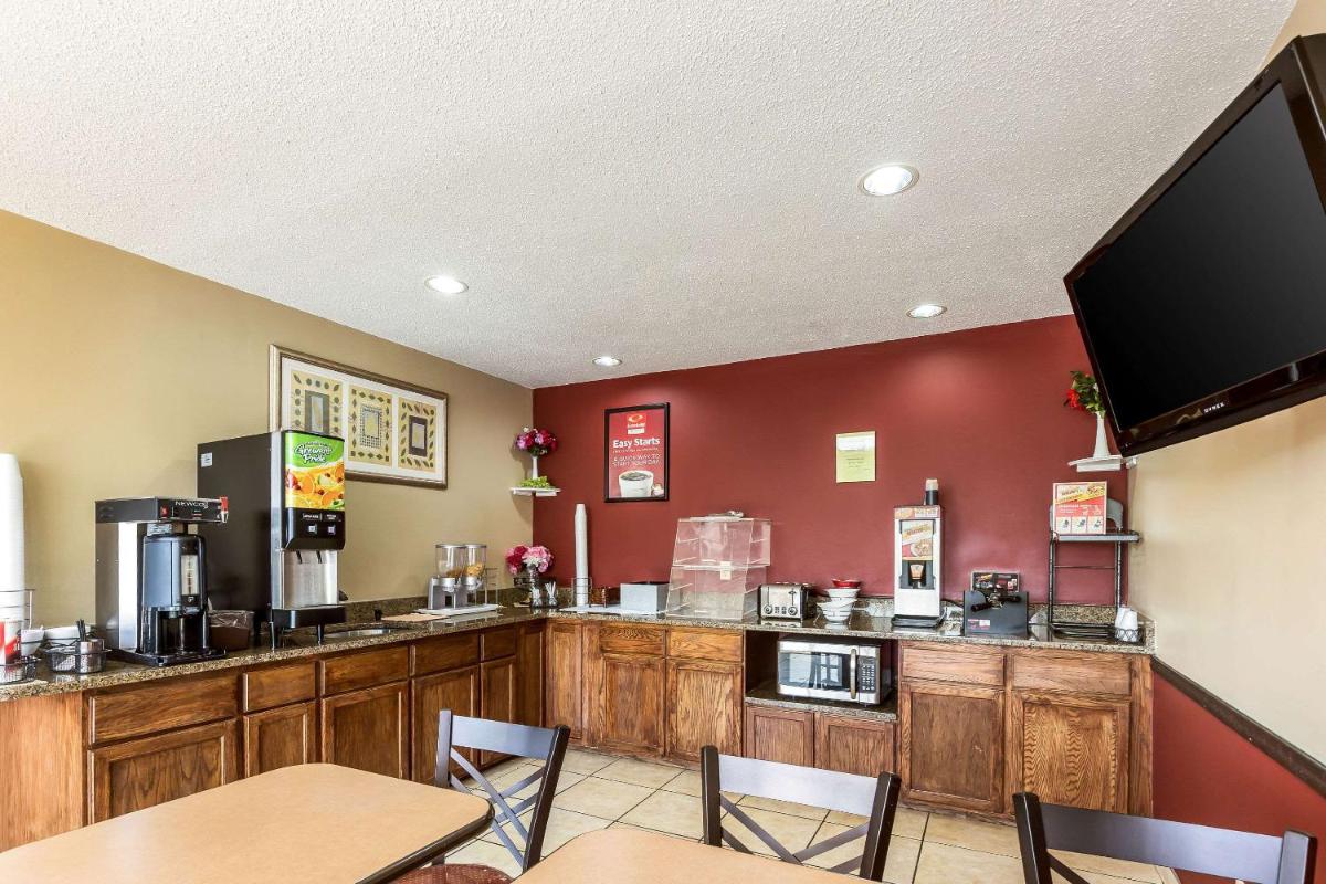 Econo Lodge Inn & Suites - Housity