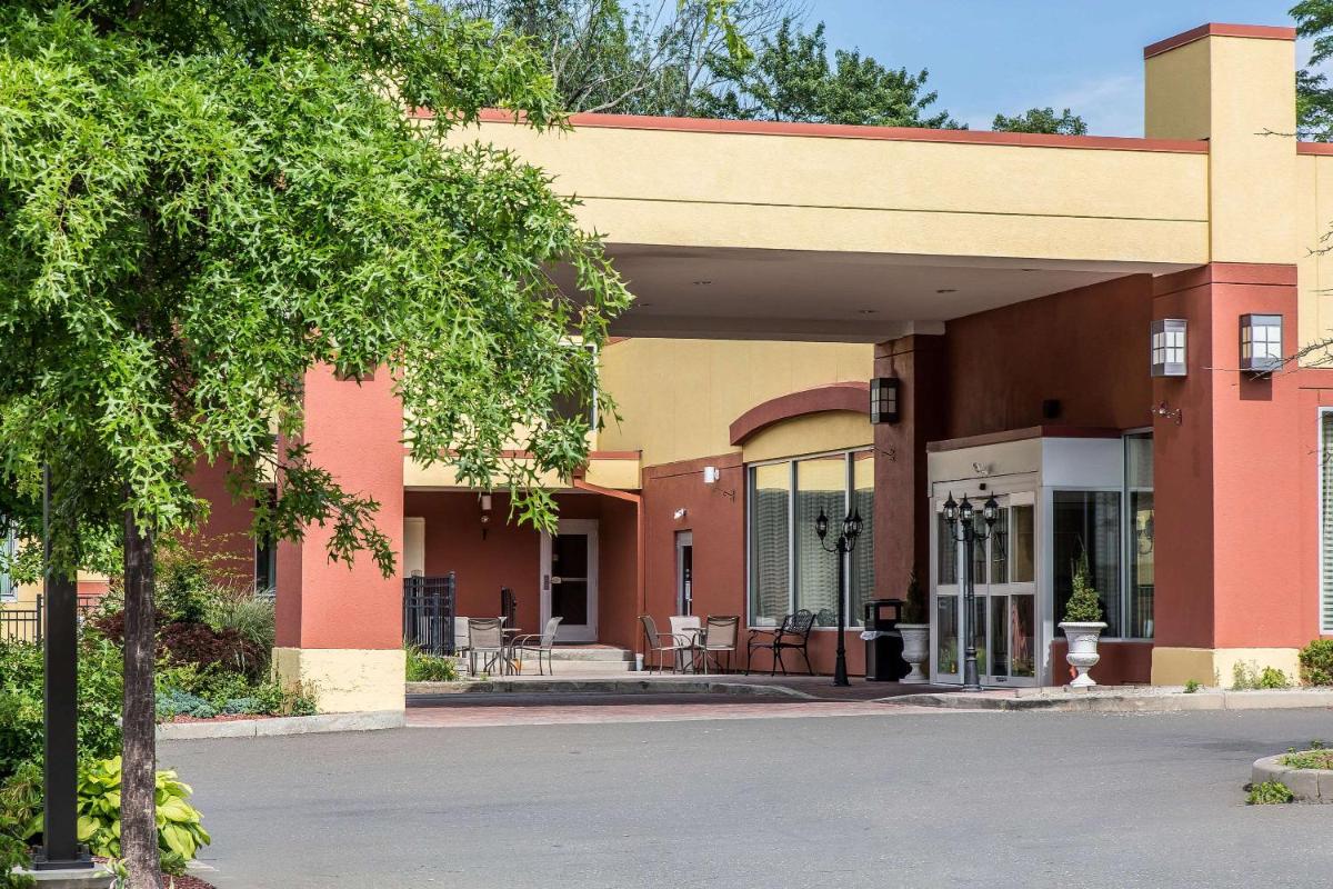 Suitetrails - Clarion Hotel & Suites Hamden - New Haven