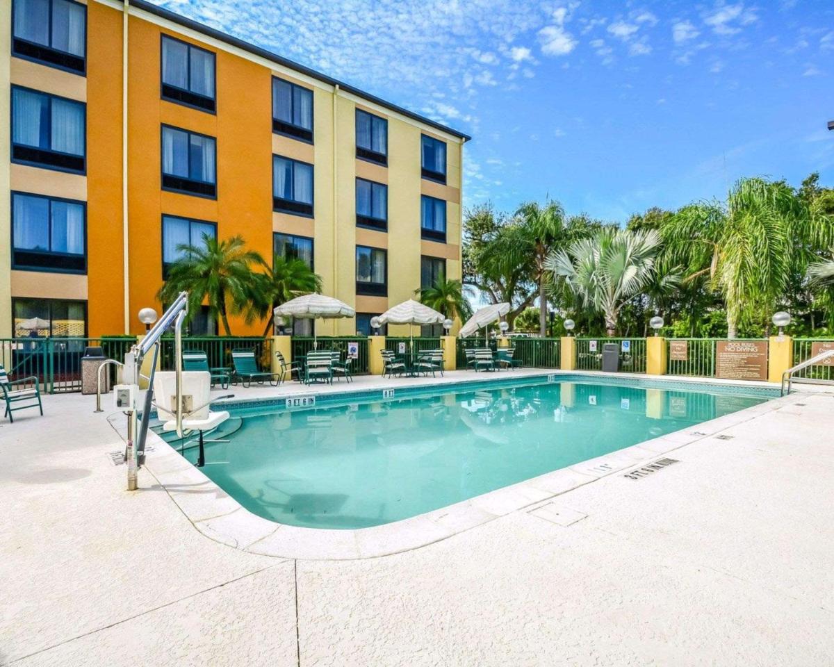 Comfort Suites Tampa - Brandon - Housity
