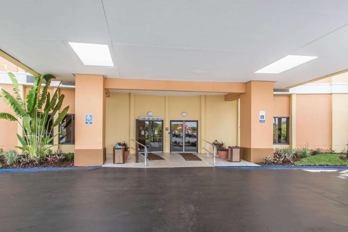 Comfort Inn & Suites Kissimmee by the Parks - Housity