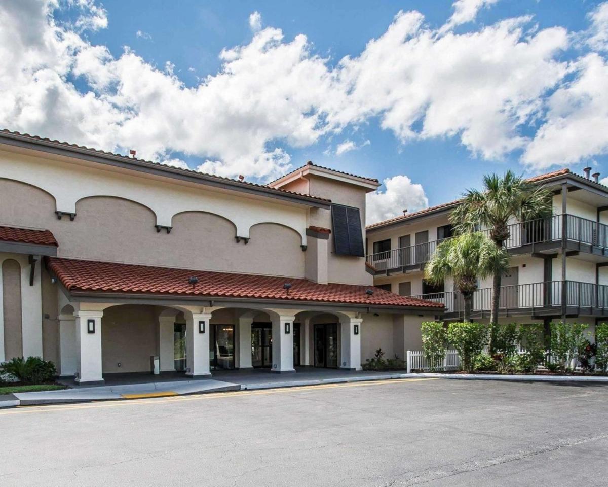 Quality Inn & Suites By the Parks - Housity