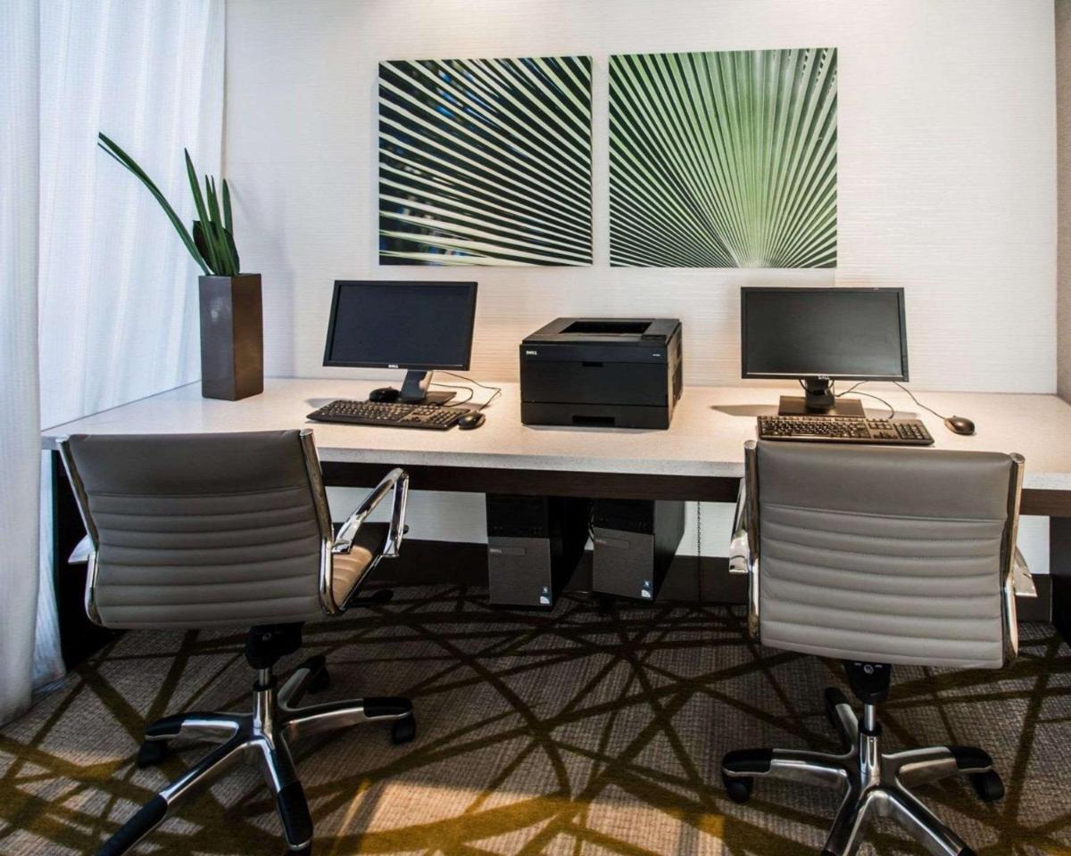 Comfort Suites Miami Airport North - Housity