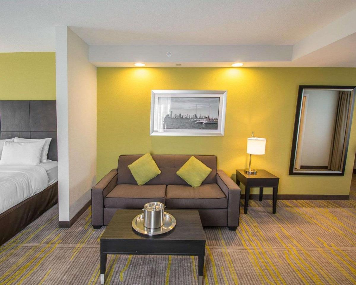 Comfort Suites Miami Airport North - Housity