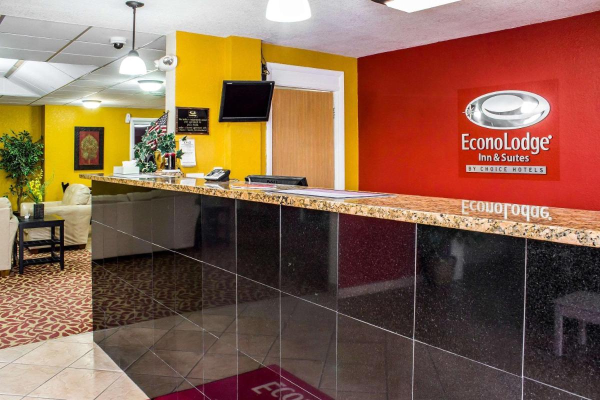 Econo Lodge Inn & Suites Walnut - Housity