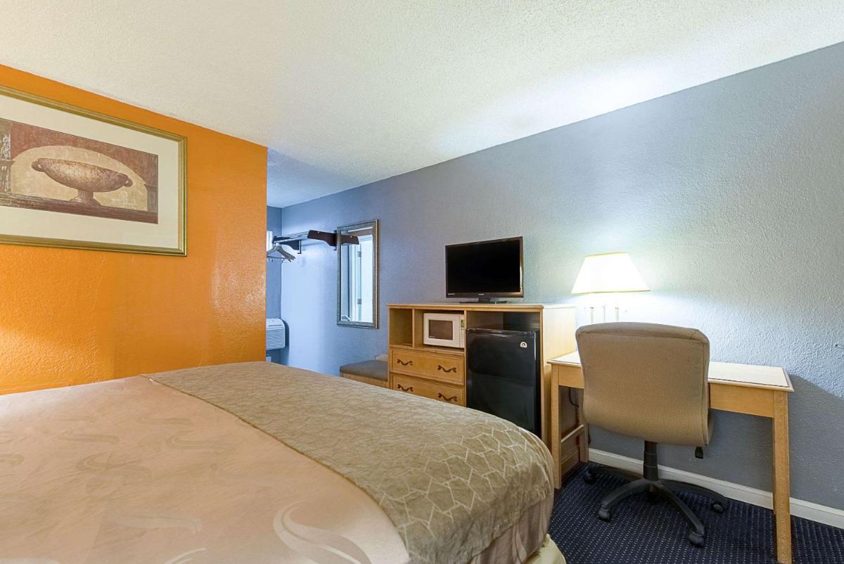 Highway Inn - Housity