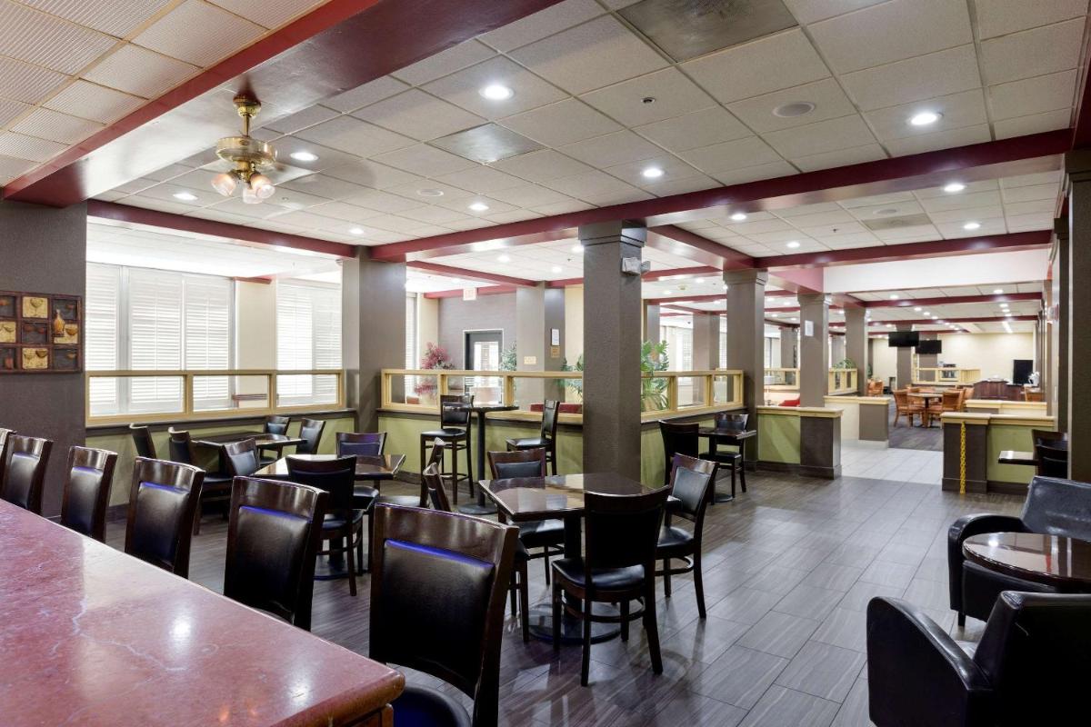 Clarion Hotel Detroit Metro Airport - Housity