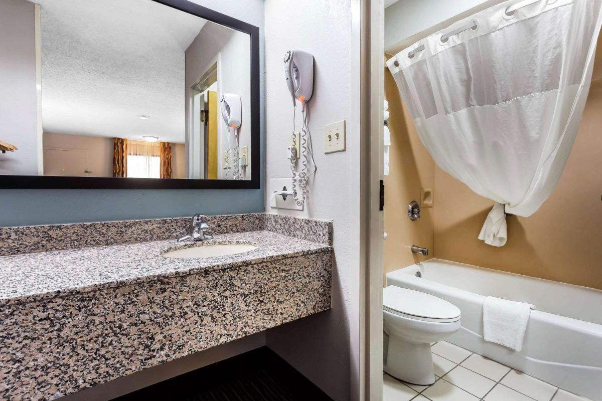 Quality Inn & Suites Mooresville-Lake Norman - Housity