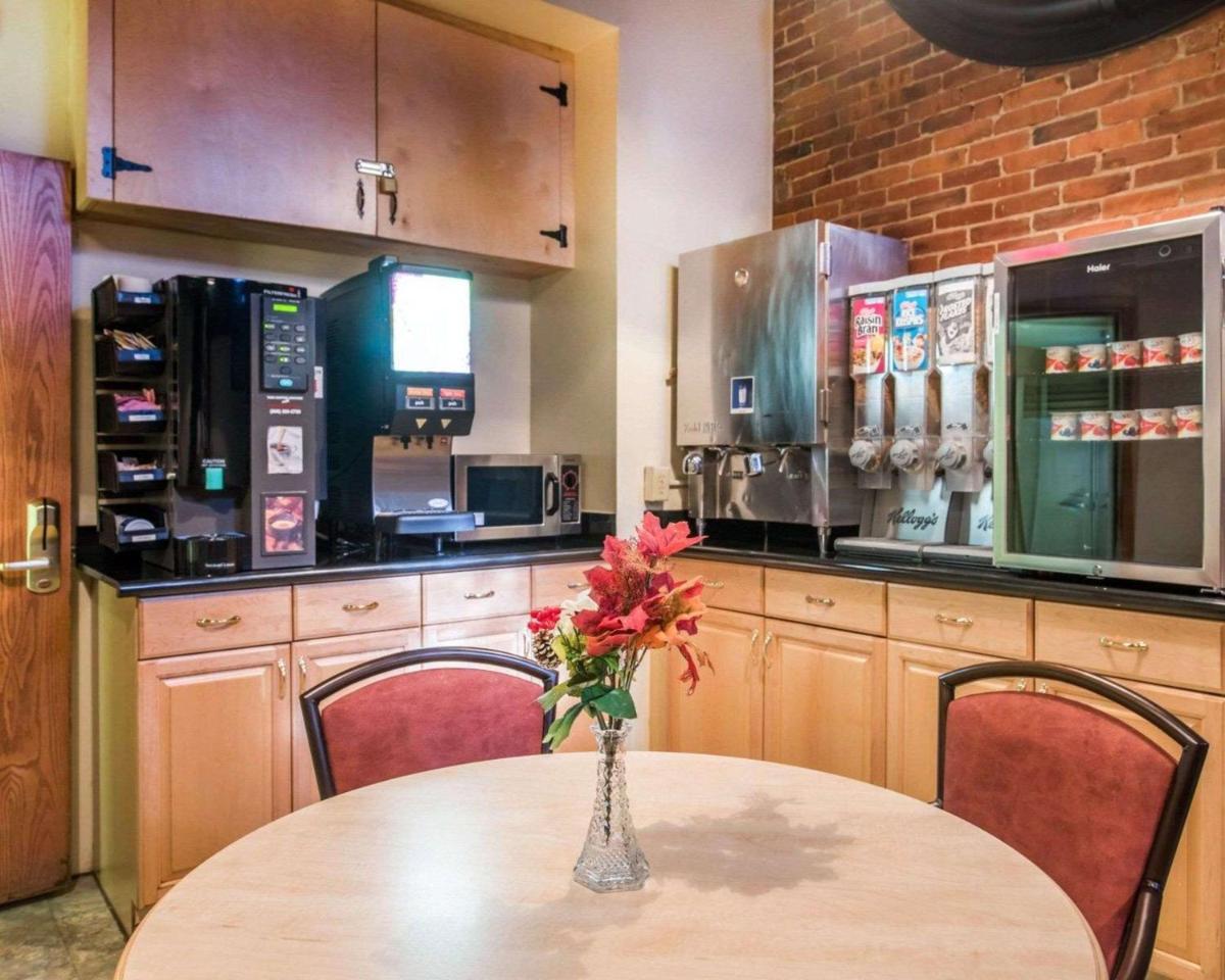 Econo Lodge Manchester - Housity