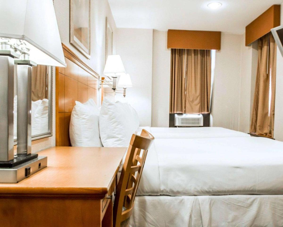 Econo Lodge Times Square - Housity