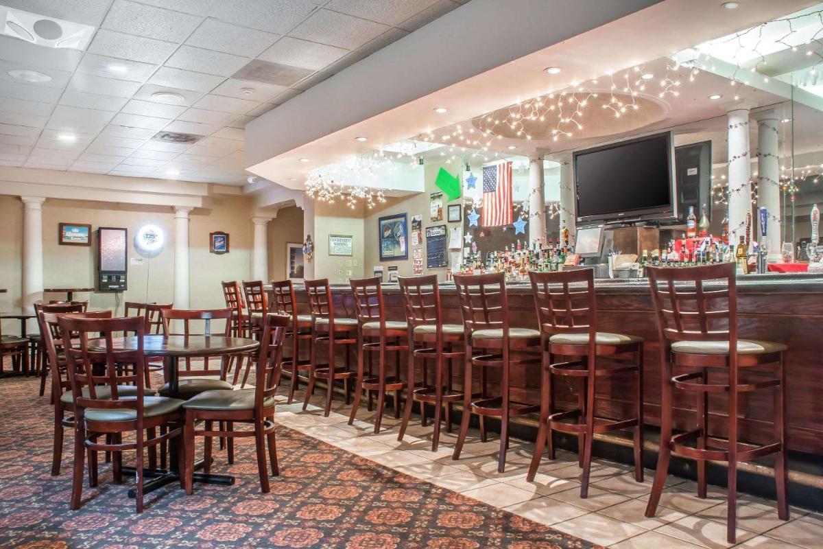 Quality Inn & Suites Palm Island Indoor Waterpark - Housity