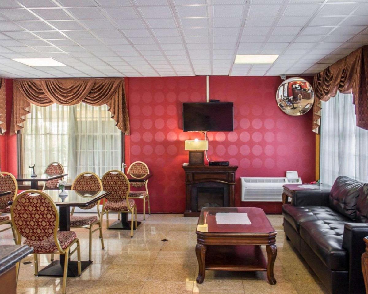 Rodeway Inn Huntington Station - Melville - Housity