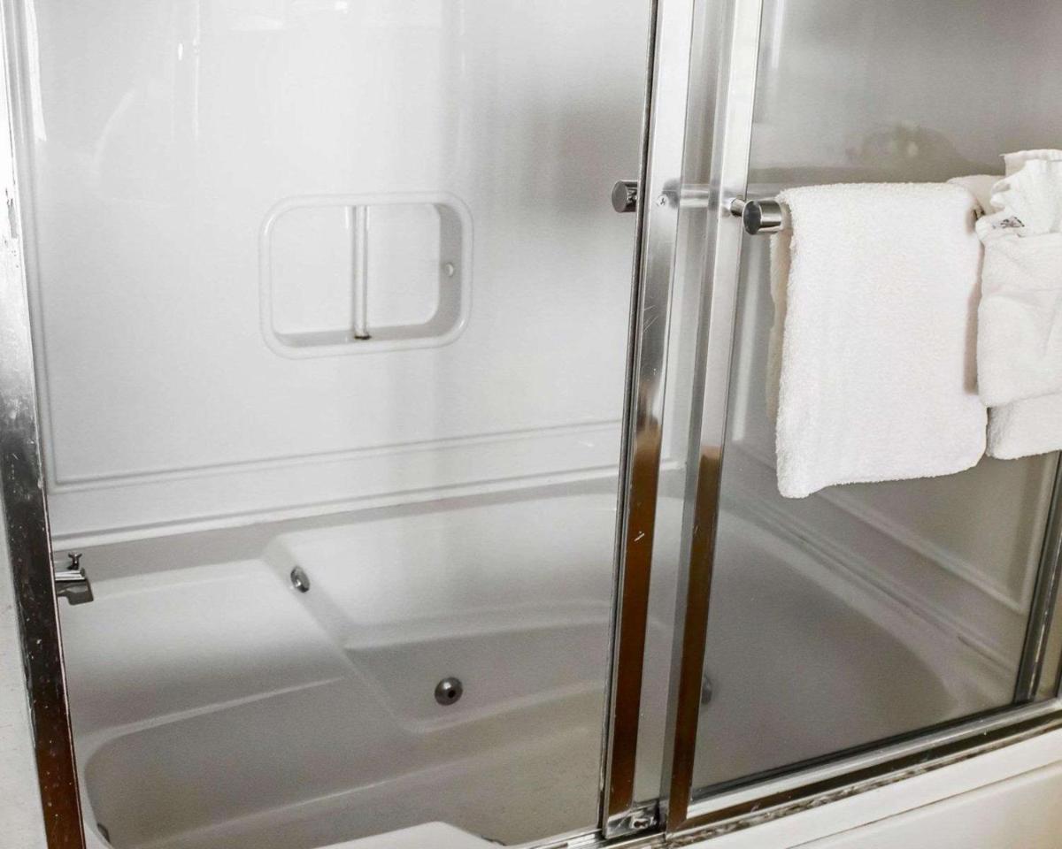 Rodeway Inn Huntington Station - Melville - Housity