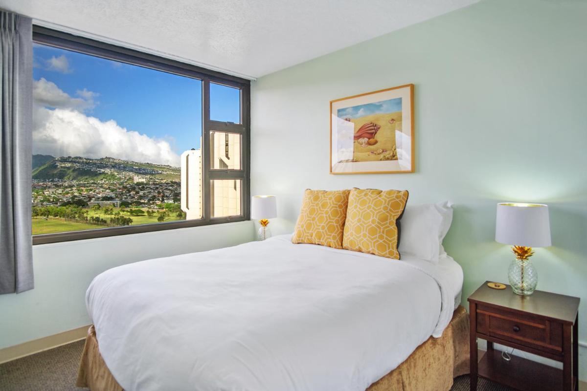 THE PINEAPPLE SUITE at THE WAIKIKI BANYAN - Housity