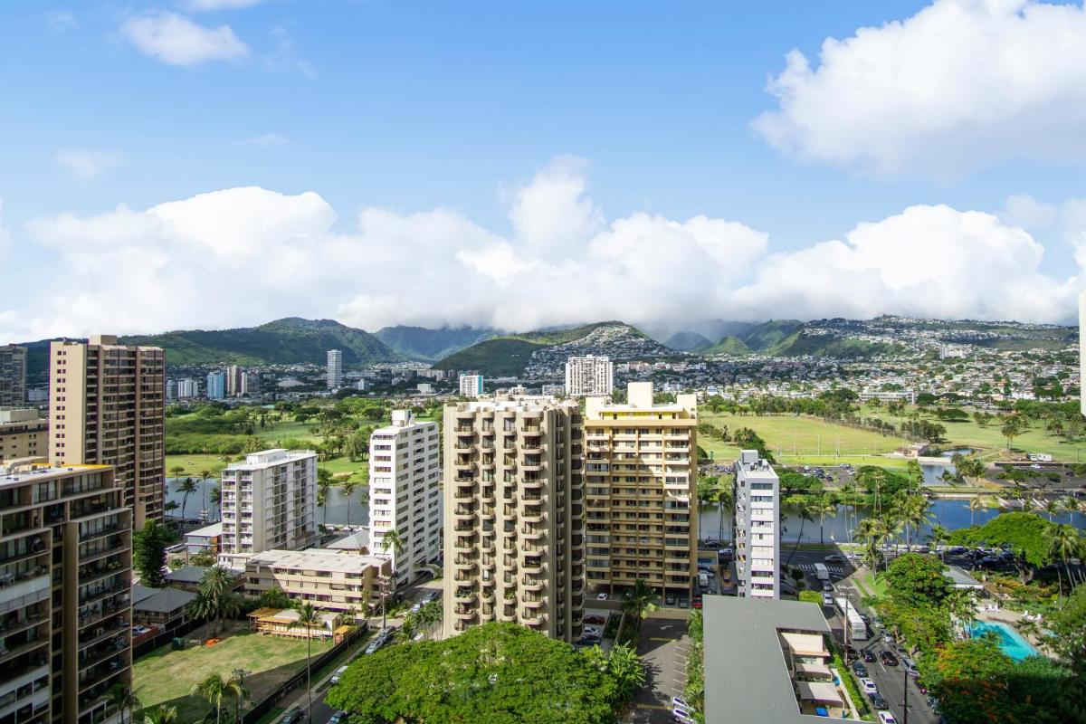 THE PINEAPPLE SUITE at THE WAIKIKI BANYAN - Housity