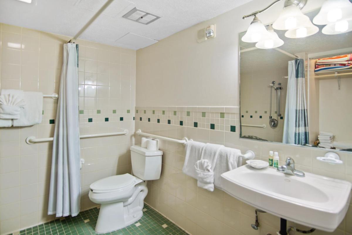 THE PINEAPPLE SUITE at THE WAIKIKI BANYAN - Housity