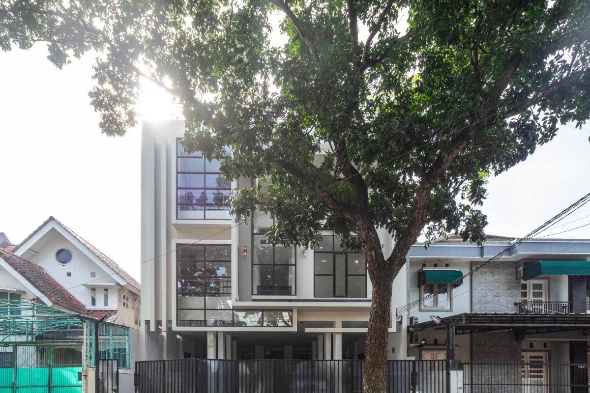 RedDoorz near Eka Hospital BSD City - Housity