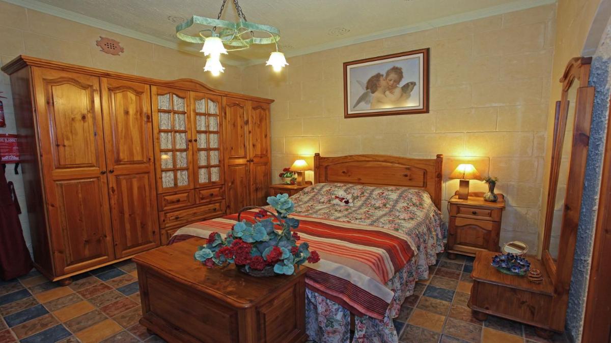 Great Seaviews Location - FREE Gozo taxi service, Fast WIFI, Bicycles, BBQ & Parking, No Car needed - Housity