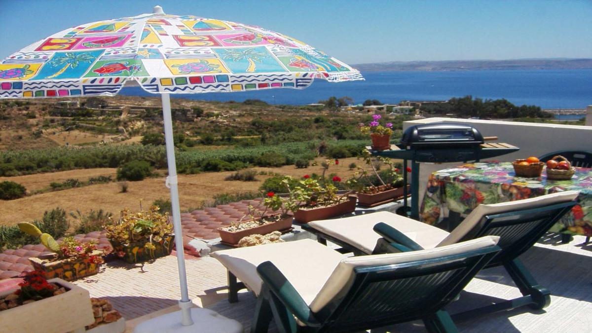 Great Seaviews Location - FREE Gozo taxi service, Fast WIFI, Bicycles, BBQ & Parking, No Car needed - Housity
