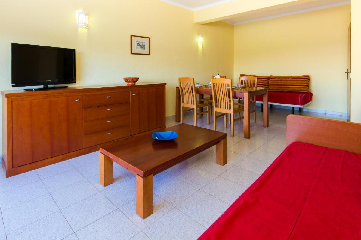 Uma televisão e/ou sistema de entretenimento em Choromar Apartments
